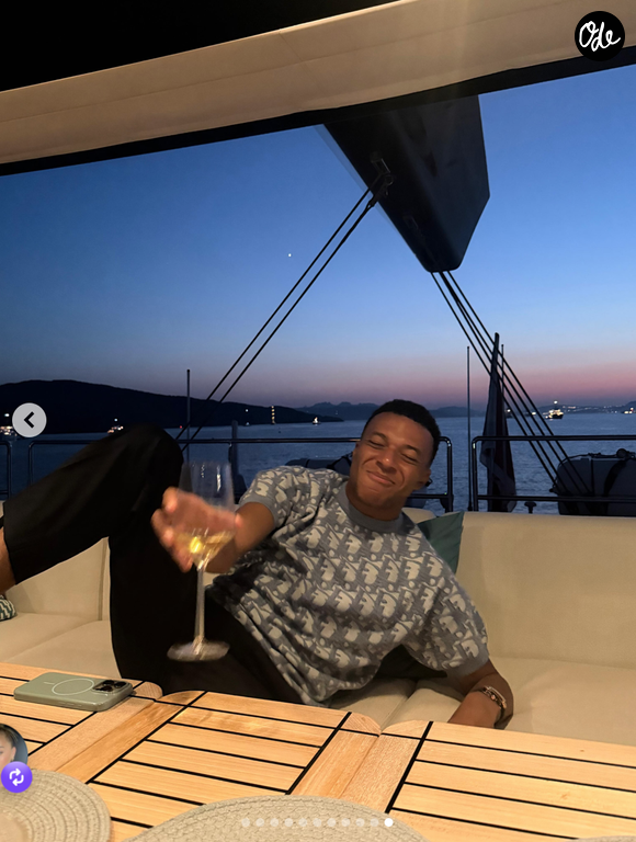Le footballeur apparaît détendu entre sorties en bateau, repas et soirées en plein air.

Capture Kylian Mbappé - Instagram
