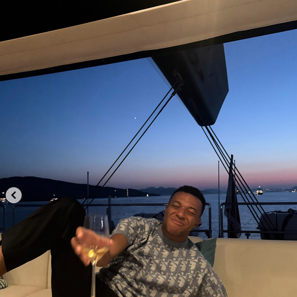 Le footballeur apparaît détendu entre sorties en bateau, repas et soirées en plein air.

Capture Kylian Mbappé - Instagram