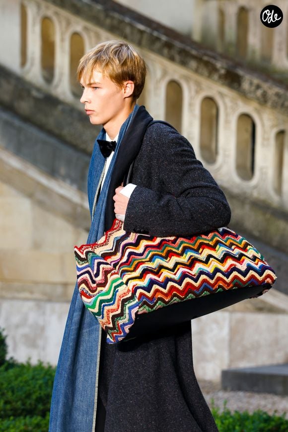 Le défilé matinal a réuni plusieurs célébrités, dont Jimin de BTS, ambassadeur de la maison. 

Défilé de mode Dior Homme Prêt à Porter Collection Homme Printemps/Été 2027 lors de la Fashion Week de Paris, France, le 24 juin 2026. © Bestimage