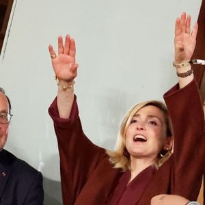 Loin des protocoles officiels habituels, l'ancien président et son épouse ont partagé des moments d'une grande spontanéité.

François Hollande et sa femme Julie Gayet assistent aux Internationaux de France de tennis de Roland Garros 2024 à Paris, le 4 juin 2024. 

© Jacovides-Moreau/Bestimage