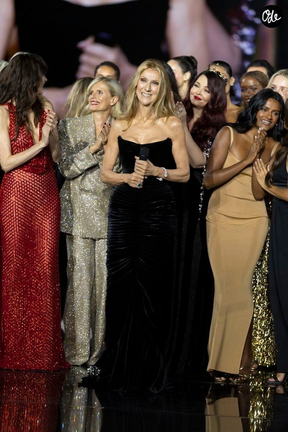 Et un pilier discret veille particulièrement sur son retour triomphal. 

Céline Dion avec Heidi Klum, Aja Naomi King, Bebe Vio Grandis, Cara Delevingne, Céline Dion, Eva Longoria, Simone Ashley, Aishwarya Rai Bachchan and Kendall Jenner – Défilé L’Oreal Paris « Express Your Worth » à Paris, France, le 29 septembre 2025. © Olivier Borde / Bestimage