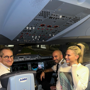 Kelly Vedovelli en vacances après la fin de C8.