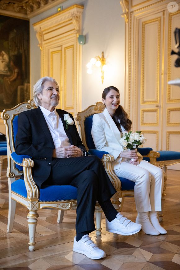 Exclusif - Mariage de Serge Lama et Luana Santonino à la mairie du 7ème arrondissement de Paris. Rachida Dati, Maire du 7ème a célébré le mariage. Paris, le 11 février 2021. © Cyril Moreau/Bestimage