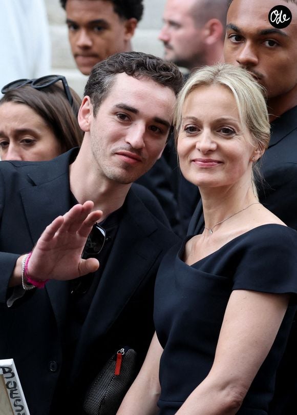 Audrey Crespo-Mara n'a pas hésité à reposter la publication dans sa story Instagram avec les mots "Beau gosse" en légende.

Gaston Ardisson et Audrey Crespo-Mara lors des obsèques de Thierry Ardisson en l’église Saint-Roch de Paris le 17 juillet 2025. 

© Clovis-Jacovides/Bestimage