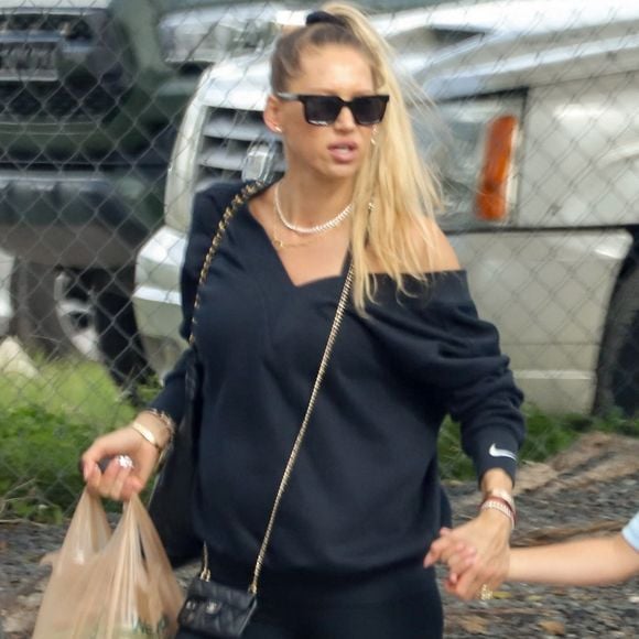 La joueuse de tennis Anna Kournikova a été aperçue à Miami, le ventre déjà légèrement arrondi, en compagnie de son fils Nicholas. @ Backgrid USA / Bestimage