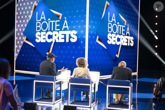 Exclusif - Garou, Mireille Dumas et François Berléand lors de l'enregistrement de l'émission "La Boîte à secrets", présentée par F.Bollaert et diffusée le 26 septembre 2025 sur France 3, dans les studios du Lendit à Saint-Denis, Seine Saint-Denis, France, le 8 septembre 2025. © Pierre Perusseau/Bestimage