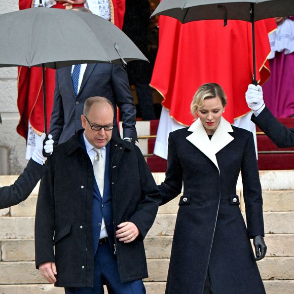 C'est, pour le peuple monégasque et pour le couple princier, un jour de fête.

Le prince Albert II de Monaco et la princesse Charlene assistent à la messe pontificale dans le cadre de la célébration de la Sainte Devote, sainte patronne de Monaco, à Monaco le 27 janvier 2025. © Bruno Bebert / Bestimage