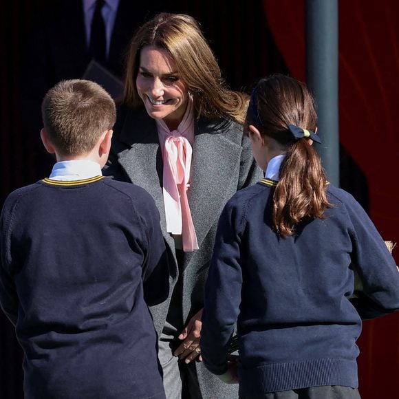 Le prince William, prince de Galles, et Kate Middleton, princesse de Galles, visitent l'école maternelle et primaire de Farnborough Road, pour montrer leur soutien continu à la communauté de Southport après l'attaque  au cours de laquelle trois filles, Alice da Silva Aguiar, Bebe King et Elsie Dot Stancombe, ont été tragiquement tuées lors d'un cours de danse à Southport, Merseyside, Royaume-Uni. © Julien Burton / Bestimage