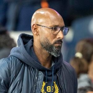 "Toutefois, nous sommes allés plus loin en mettant en place du soutien scolaire", explique l'ancien joueur du PSG dans les colonnes de Nice Var Matin.
Nicolas Anelka - People au match de football ligue 1 Uber Eats PSG - Montpellier (2-0) au Parc des Princes à Paris le 25 septembre 2021