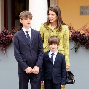 Charlotte Casiraghi et ses enfants Raphaël Elmaleh,  Balthazar Rassam - La famille princière monégasque dans la cour d'honneur du palais lors de la la fête nationale à Monaco le 19 novembre 2025. © Dominique Jacovides - Bruno Bebert / Bestimage