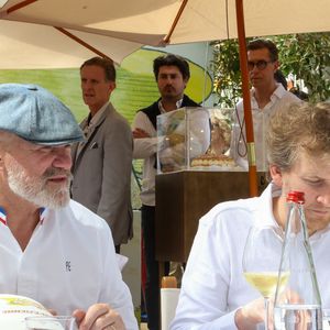 Les Chefs à Saint-Tropez fêtent les producteurs 2025 - Inauguration de la 5e édition,  les Chefs et les producteurs se retrouvent sur la place des Lices à Saint-Tropez, le 3 mai 2025. Les chefs Philippe Etchebest et Maxime Frédéric  membre du Jury du concours de Patisserie - La Tropezienne. ©Jean-Marc Lhomer / Bestimage.