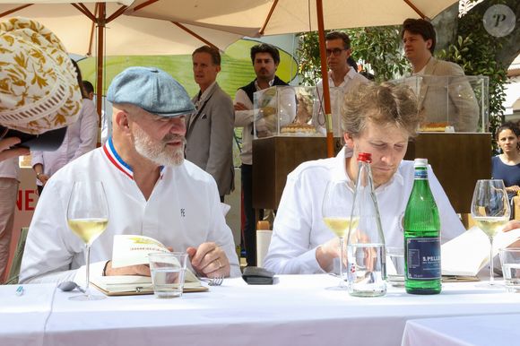 Les Chefs à Saint-Tropez fêtent les producteurs 2025 - Inauguration de la 5e édition,  les Chefs et les producteurs se retrouvent sur la place des Lices à Saint-Tropez, le 3 mai 2025. Les chefs Philippe Etchebest et Maxime Frédéric  membre du Jury du concours de Patisserie - La Tropezienne. ©Jean-Marc Lhomer / Bestimage.