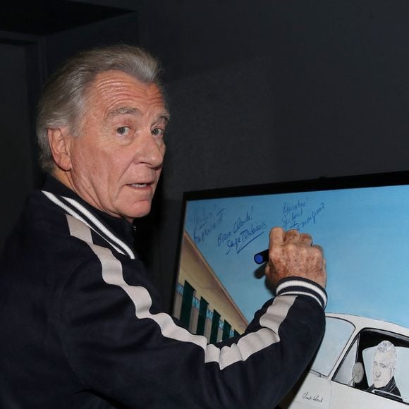 Exclusif -  William Leymergie signe le tableau qui sera offert à Claude Lelouch Backstage - Spectacle symphonique Claude Lelouch "D'un film à l'autre" au Palais des Congrès de Paris le 14 novembre 2022.
Pour Fêter ses 85 ans et 60 de carrière, Claude Lelouch a créé un ciné-concert, "Claude Lelouch - D'un film à l'autre", dans lequel la musique de ses films est jouée par l'orchestre philharmonique de Prague, au Palais des Congrès à Paris. Sur le gâteau, son chiffre fétiche : 13 car 85 ans (8+5 = 13). Claude Lelouch associe le 13 à toute sa vie professionnelle : sa société “Les films 13” et son cinéma, le “Club 13.

© Moreau / Rindoff / Bestimage