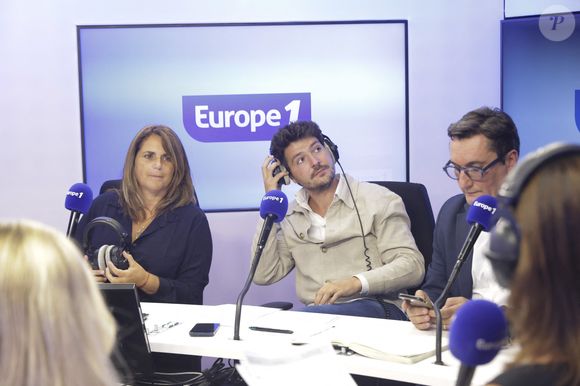 Exclusif - Valérie Benaim, Eliot Deval sur le plateau de l'émission "On marche sur la tête", diffusée en direct sur Europe 1. Le 26 août 2024
© Jack Tribeca / Bestimage