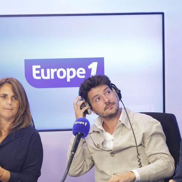 Exclusif - Valérie Benaim, Eliot Deval sur le plateau de l'émission "On marche sur la tête", diffusée en direct sur Europe 1. Le 26 août 2024
© Jack Tribeca / Bestimage