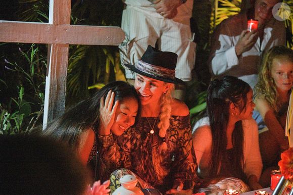 Exclusif - Pour le deuxième anniversaire de la mort de Johnny, Laeticia Hallyday et ses filles Jade et Joy se recueillent une nouvelle fois sur sa tombe au cimetière de Lorient à Saint-Barthélemy. Pour l'occasion, soirée très intime avec quelques musiciens et très peu de lumière, le 6 décembre 2019.  © Agence / Bestimage