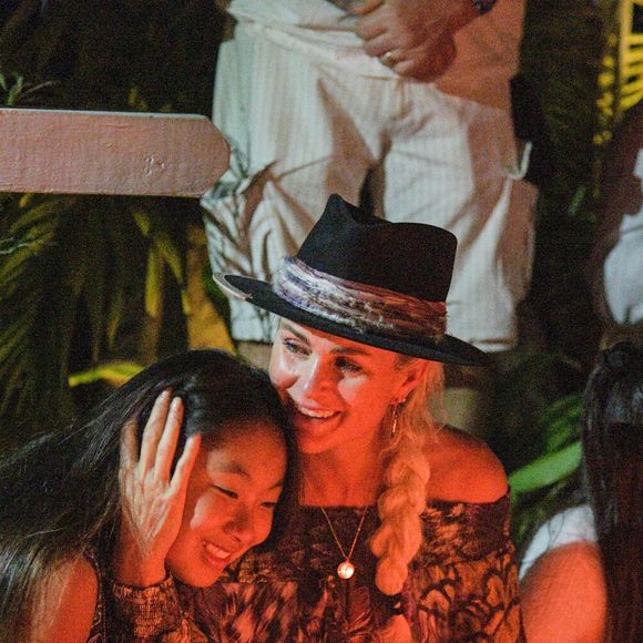 Exclusif - Pour le deuxième anniversaire de la mort de Johnny, Laeticia Hallyday et ses filles Jade et Joy se recueillent une nouvelle fois sur sa tombe au cimetière de Lorient à Saint-Barthélemy. Pour l'occasion, soirée très intime avec quelques musiciens et très peu de lumière, le 6 décembre 2019.  © Agence / Bestimage