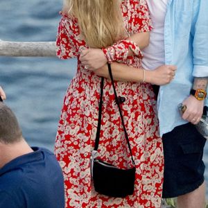 Ed Sheeran et sa compagne Cherry Seaborn ont été aperçus en train de prendre du bon temps avec des amis à Ibiza en Espagne, le 9 juin 2019. Photo par Bestimage