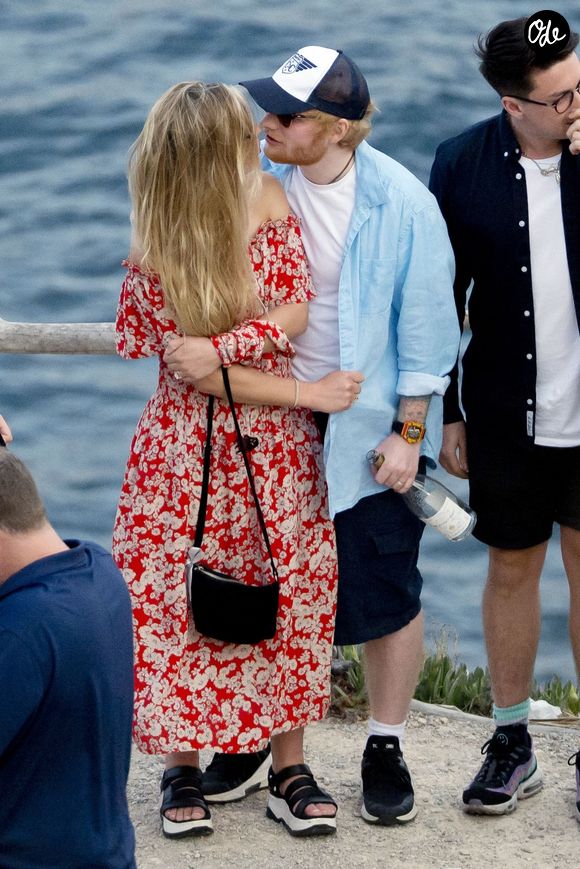 Ed Sheeran et sa compagne Cherry Seaborn ont été aperçus en train de prendre du bon temps avec des amis à Ibiza en Espagne, le 9 juin 2019. Photo par Bestimage