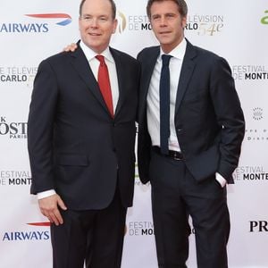 Une vidéo a capté leur salutation affectueuse, confirmant la sincérité de leur lien au-delà des titres.

Le prince Albert II de Monaco et le prince Emmanuel-Philibert de Savoie à la cérémonie d'ouverture du 54ème Festival de Télévision de Monte Carlo le 7 Juin 2014. Photo par Frederic Nebinger / Bestimage