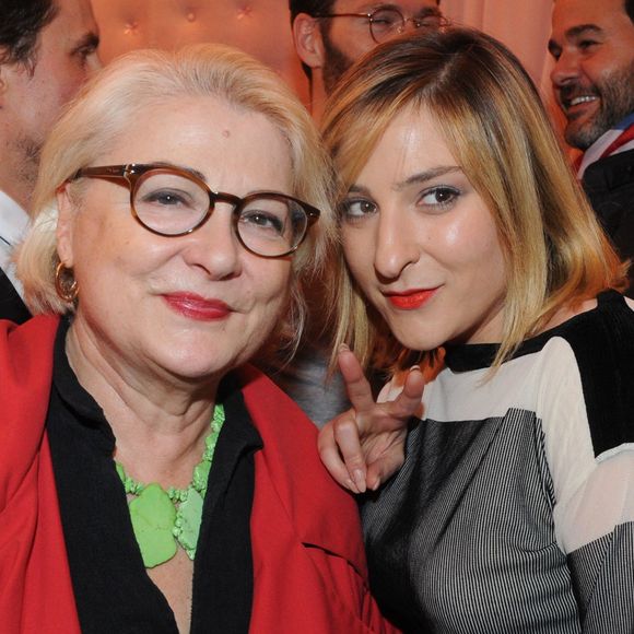 Josiane Balasko et sa fille Marilou Berry - Zahia Dehar ouvre sa patisserie-boudoir ephemere chez l'Eclaireur a Paris

JLPPA / Bestimage