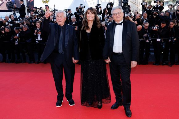Claude Lelouch et sa femme Valérie Perrin, Victor Hadida - Montée des marches du film " El Ser Querido " lors du 79ème Festival International du Film de Cannes, le 16 mai 2026. © Jacovides-Moreau / Bestimage