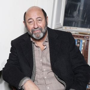 Exclusif - Kad Merad lors de la remise des prix de l'académie Alphonse Allais à paris le 18 novembre 2025 dans les salons d'honneur de la SACD.
© Denis Guignebourg / Bestimage