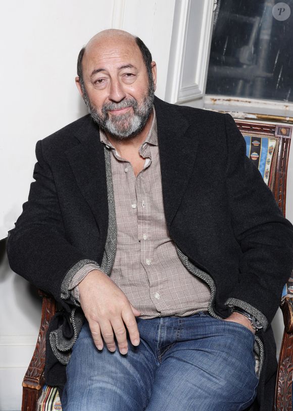 Exclusif - Kad Merad lors de la remise des prix de l'académie Alphonse Allais à paris le 18 novembre 2025 dans les salons d'honneur de la SACD.
© Denis Guignebourg / Bestimage