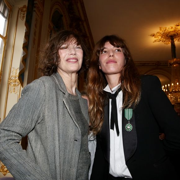 De quoi bouleverser sa mère et toute la famille.

Jane Birkin et sa fille Lou Doillon - Paris le 10 avril 2013 Remise de la medaille de Chevalier de l'Ordre des Arts et des Lettres par la Ministre de la Culture et de la Communication, au Ministere de la Culture. 
Dominique Jacovides/Bestimage