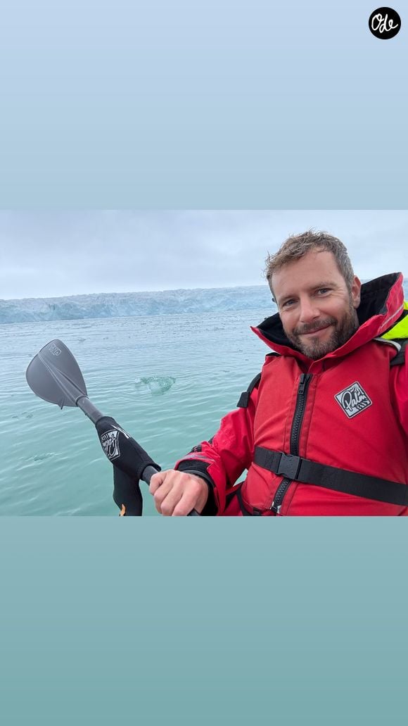 Au cœur de l'océan Arctique, il a notamment pagayé en kayak au milieu de paysages grandioses.

Extrait du compte Instagram de François Roelants.

© Instagram / François Roelants