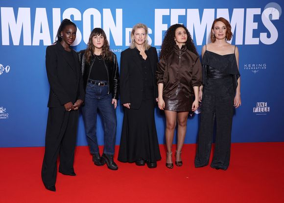 Rayonnante en jean et blouson noir brillant, elle a posé aux côtés du casting féminin.

Le Cast du Film, Eye Haidara, Juliette Armanet, Karin Viard, Oulaya Amamra et Laetitia Dosch lors de la première du film 'La maison des femmes' au cinéma Pathé Palace le 19 Février 2026 à Paris. © Denis Guignebourg / BestImage