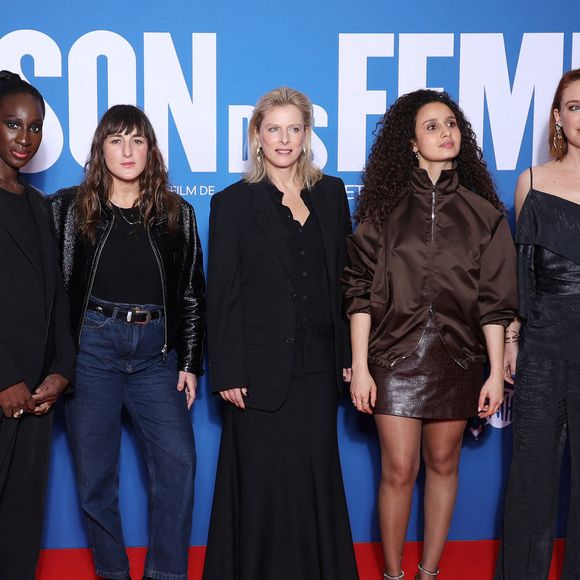 Rayonnante en jean et blouson noir brillant, elle a posé aux côtés du casting féminin.

Le Cast du Film, Eye Haidara, Juliette Armanet, Karin Viard, Oulaya Amamra et Laetitia Dosch lors de la première du film 'La maison des femmes' au cinéma Pathé Palace le 19 Février 2026 à Paris. © Denis Guignebourg / BestImage