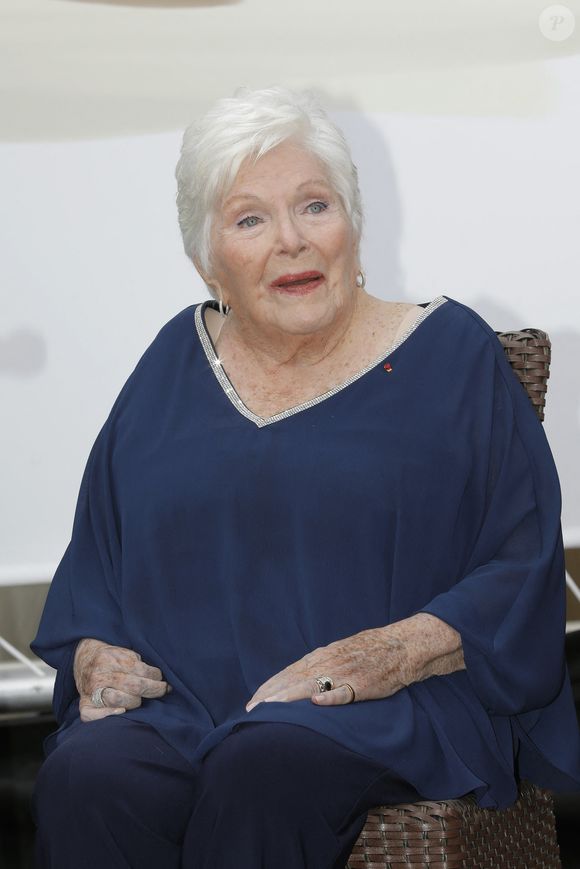 "À bientôt 97 ans (un anniversaire qu'elle fêtera en juillet prochain, ndlr), j'aperçois le bout du chemin, bientôt je ne serai plus là, mais vous, vous serez là ! Avec vos dons, vos forces et votre conviction. Et alors vous vous souviendrez de cette soirée, de ce combat initié ensemble"

Exclusif - Line Renaud  - Inauguration de la place Line Renaud a Rueil-Malmaison
© Jlppa / Bestimage