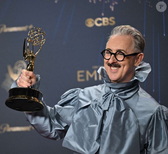 Alan Cumming tient l'Emmy de la meilleure émission de téléréalité pour 'The Traitors' dans les coulisses de la 77e cérémonie annuelle des Primetime Emmy Awards au Peacock Theater à Los Angeles le dimanche 14 septembre 2025. Photo by Chris Chew/UPI/ABACAPRESS.COM