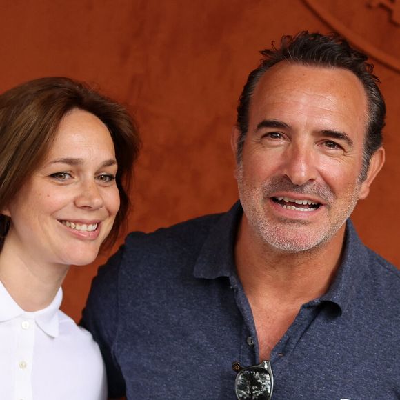 Jean Dujardin et Nathalie Péchalat en tribunes des Internationaux de France de tennis de Roland Garros 2023 à Paris, le 11 juin 2023. 

Photo : Jacovides-Moreau / Bestimage