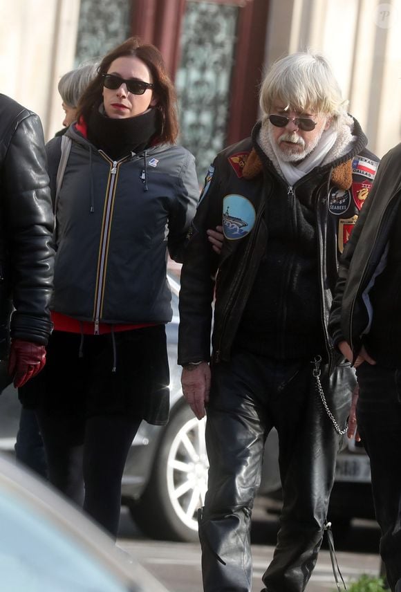 Lolita Séchan et son père le chanteur Renaud - Obsèques de Thierry Séchan frère du chanteur Renaud) au cimetière du Montparnasse à Paris le 16 janvier 2019. © Agence /Bestimage