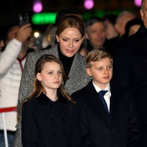 Le prince Albert II de Monaco, sa femme la princesse Charlene de Monaco, leurs enfants le prince héréditaire Jacques, marquis des Baux, la princesse Gabriella, comtesse de Carladès, et Mélanie de Massy sont au Quai Antoine 1er au port Hercule pour le traditionel embrasement de la barque et le spectacle de drônes lors de la célébration de la Sainte Dévote à Monaco, le 26 janvier 2026. © Bruno Bebert / Bestimage