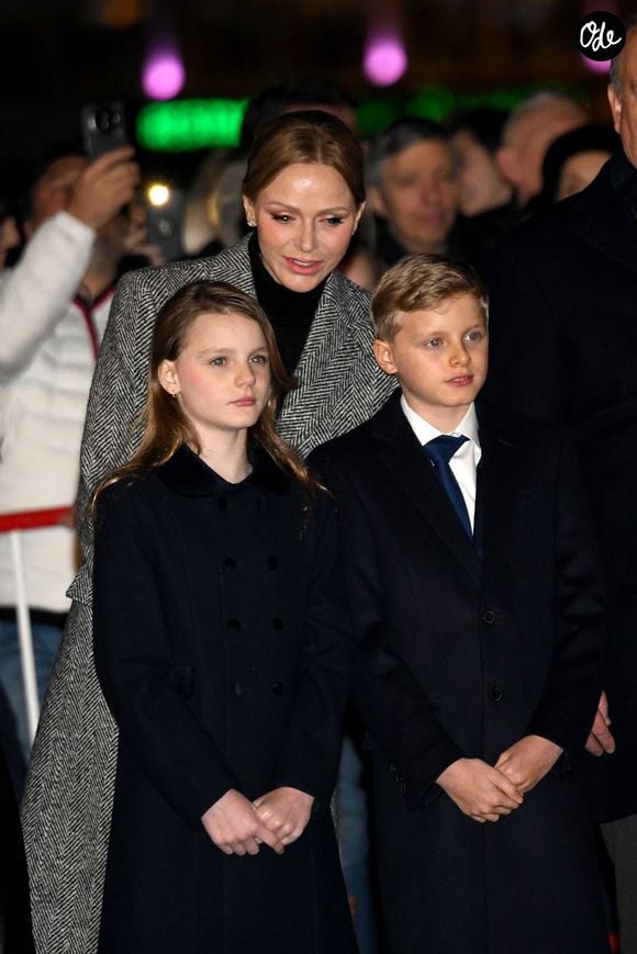 Le prince Albert II de Monaco, sa femme la princesse Charlene de Monaco, leurs enfants le prince héréditaire Jacques, marquis des Baux, la princesse Gabriella, comtesse de Carladès, et Mélanie de Massy sont au Quai Antoine 1er au port Hercule pour le traditionel embrasement de la barque et le spectacle de drônes lors de la célébration de la Sainte Dévote à Monaco, le 26 janvier 2026. © Bruno Bebert / Bestimage