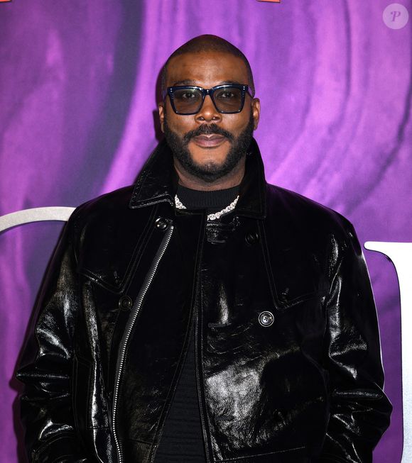 La tante de Tyler Perry ne serait pas la seule à avoir subi les foudres du roi d'Hollywood, poursuit Page Six. Après la mort de sa maman, en 2009, il aurait écrit aux membres de sa famille qu'il soutenait financièrement, en leur disant que cela ne pouvait pas continuer ainsi.

Le 15 février 2024, à New York, Tyler Perry participe à la première de "Mea Culpa" à l'hôtel Plaza de New York. © Photo Image Press / Zuma Press / Bestimage
