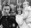 Parmi les clichés partagés, Charlotte Gainsbourg a dévoilé des moments intimes en famille, notamment un bisou de Kate sur la joue de son beau-père, Serge Gainsbourg.

Jane Birkin et Serge Gainsbourg avec leur famille, Kate Barry (issue du premier mariage de Jane) et Charlotte Lucy Gainsbourg, photographiés ensemble chez eux à Paris, France, le dimanche 7 mai 1972.

©BestImage