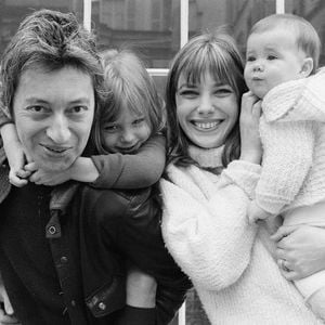 Parmi les clichés partagés, Charlotte Gainsbourg a dévoilé des moments intimes en famille, notamment un bisou de Kate sur la joue de son beau-père, Serge Gainsbourg.
Jane Birkin et Serge Gainsbourg avec leur famille, Kate Barry (issue du premier mariage de Jane) et Charlotte Lucy Gainsbourg, photographiés ensemble chez eux à Paris, France, le dimanche 7 mai 1972.
©BestImage