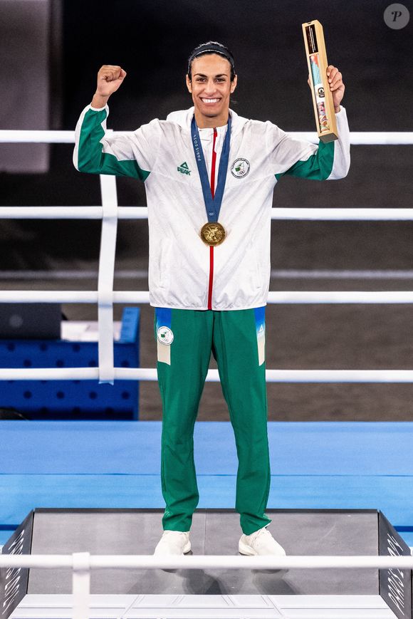 9 août 2024, Paris, FRANCE : 240809 Imane Khelif d'Algérie pose avec sa médaille d'or lors de la cérémonie de remise des médailles pour la finale de la médaille d'or féminine de 66 kg en boxe lors du 14e jour des Jeux Olympiques de Paris 2024 le 9 août 2024 à Paris.
© Petter Arvidson-Bildbyran / Zuma Press / Bestimage