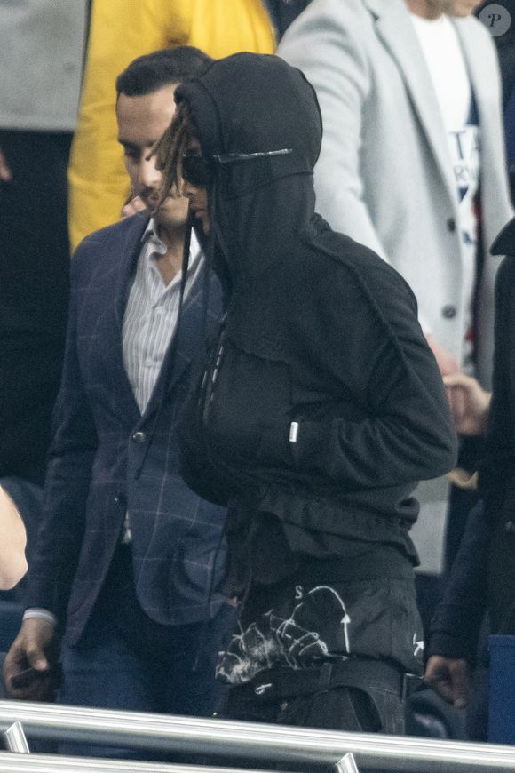 Jaden Smith - Célébrités des les tribunes lors du match aller du quart de finale de Ligue des champions entre le PSG et Aston Villa (3-1) au Parc des Princes à Paris le 9 avril 2025. © Cyril Moreau/Bestimage