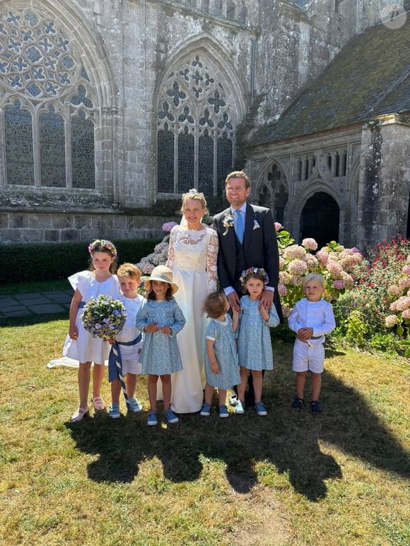 La cérémonie religieuse a eu lieu le 9 août à la cathédrale Saint-Tugdual de Tréguier, en Bretagne.

Mariage du Prince Philipp de Prusse et d'Aline von Alvensleben

Compte Instagram officiel de la maison Hohenzollern