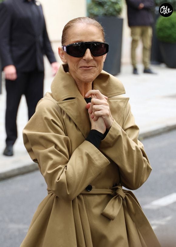 Céline Dion - Céline Dion acclamée par ses fans à la sortie du palace Royal Monceau à Paris. Céline Dion fait son grand retour sur scène à Paris avec une série de concerts exceptionnels à la Paris La Défense Arena du 12 septembre au 17 octobre 2026. Seize dates exclusives en septembre et octobre 2026, ainsi que dix dates en mai 2027, pour un spectacle qui s'annonce d'ores et déjà historique. Paris le31/08/2026.
© Denis Guignebourg / Bestimage