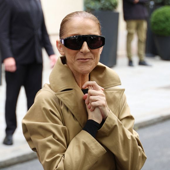 Céline Dion - Céline Dion acclamée par ses fans à la sortie du palace Royal Monceau à Paris. Céline Dion fait son grand retour sur scène à Paris avec une série de concerts exceptionnels à la Paris La Défense Arena du 12 septembre au 17 octobre 2026. Seize dates exclusives en septembre et octobre 2026, ainsi que dix dates en mai 2027, pour un spectacle qui s'annonce d'ores et déjà historique. Paris le31/08/2026.
© Denis Guignebourg / Bestimage
