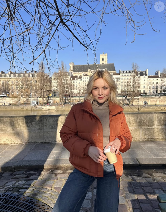 "C’est autour de l’intrigue de la tumeur d’Alex. Mon personnage revient à ce moment-là pour soutenir la famille Delcourt, qu’elle soit presque au complet parce qu’il manquera Maxime."

Alice Varela, actrice dans "Demain nous appartient".