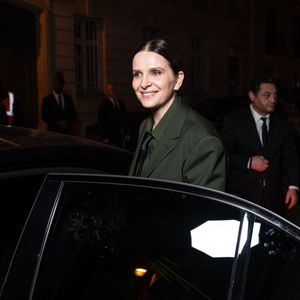 Juliette Binoche arrivant au dîner de la maison Gucci "The art of silk" à l'Hôtel de Maisons à Paris le 2 avril 2025.

© Yehiel Chekroune / Bestimage