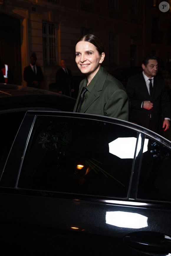 Juliette Binoche arrivant au dîner de la maison Gucci "The art of silk" à l'Hôtel de Maisons à Paris le 2 avril 2025.

© Yehiel Chekroune / Bestimage