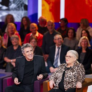 Julien Clerc et Josiane Balasko lors de l'enregistrement de l'émission "Famille je vous aime" au studio Rive gauche, à Paris, France, le 2 décembre 2025. © Gaffiot-Perusseau/Bestimage